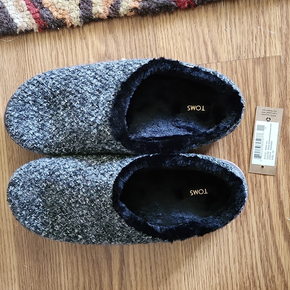 New with tags never worn Womens Tom's Ivy size 10 slippers.